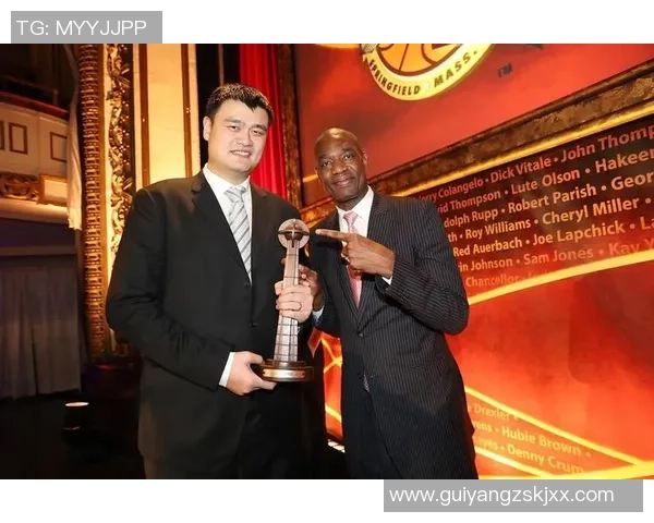 姚明深度解析詹姆斯的篮球风格与职业生涯成就的独特见解