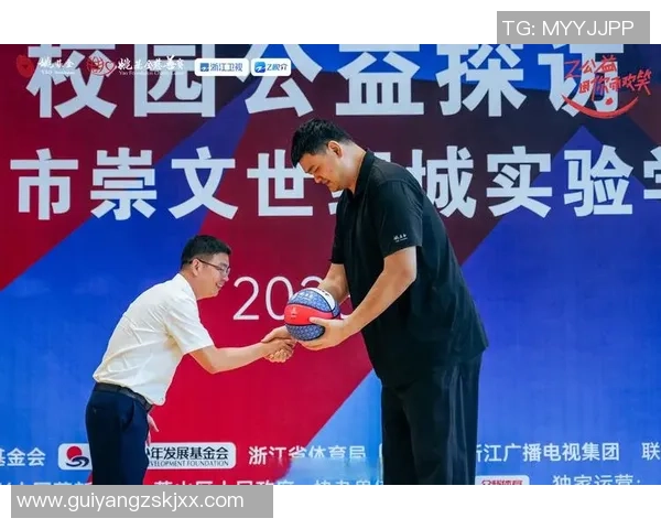 警察在街头偶遇姚明展开一场别开生面的篮球对话与友谊交流