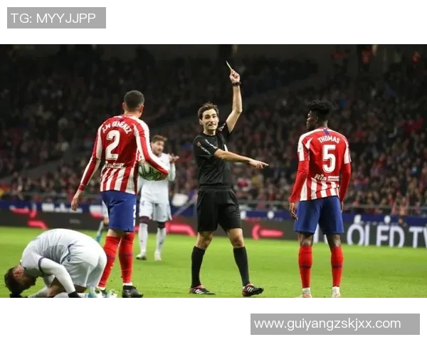 国王杯激战多特蒙德凭乌龙球险胜莱比锡引发争议判罚讨论 国王杯激战多特蒙德凭乌龙球险胜莱比锡引发争议判罚讨论